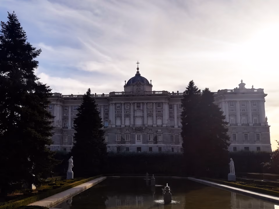 Palácio Real de Madri visto dos Jardins de Sabatini, fachada norte ao fundo e os canteiros geométricos com espelho d'água em primeiro plano