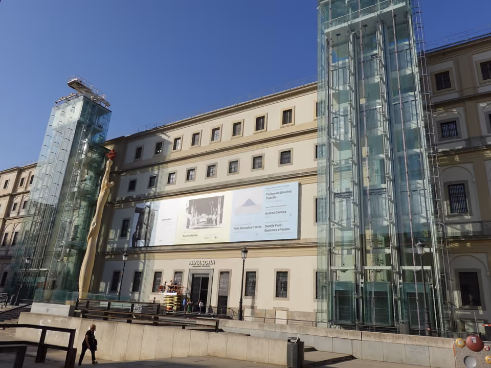 Fachada do Museo Reina Sofía em Madri, o antigo hospital do século XVIII com as duas torres de elevador de vidro na entrada