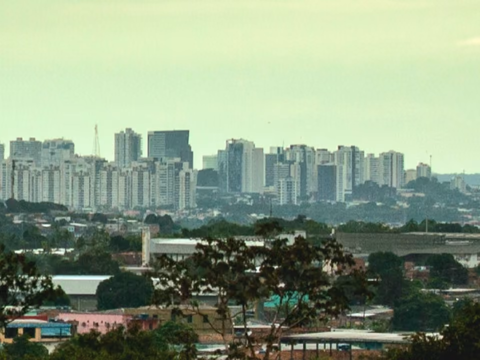 Vista panorâmica do horizonte urbano de Manaus a partir da torre de observação do Museu da Amazônia (MUSA)