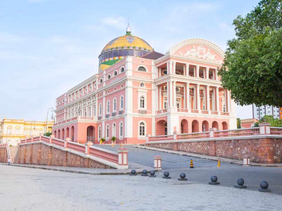 Fachada do Teatro Amazonas, em Manaus, com sua cúpula revestida de cerâmica colorida e a arquitetura do fim do século XIX