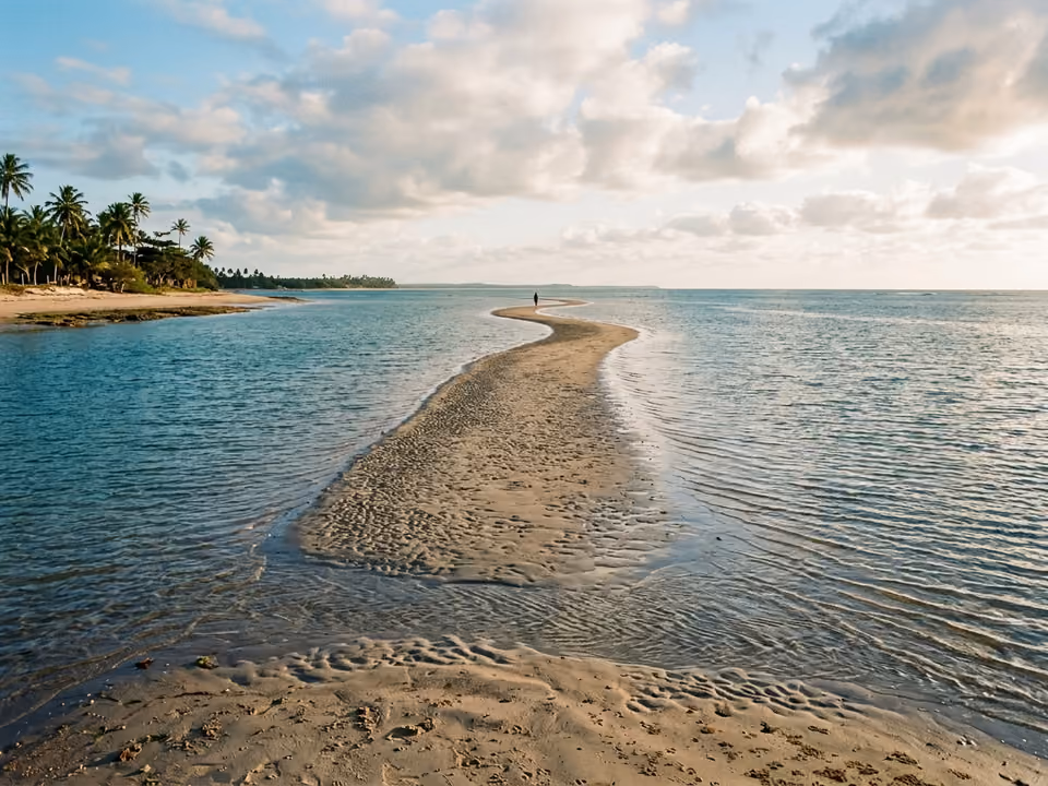 Faixa de areia do Caminho de Moisés aberta mar adentro em Barra Grande durante a maré baixa forte