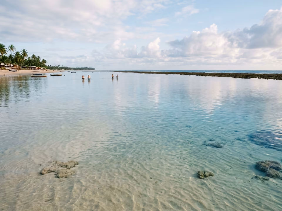 Piscinas rasas e calmas de Barra Grande, com água transparente na altura dos joelhos