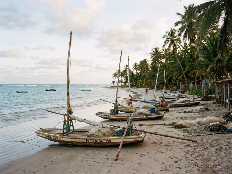 Praia de Ponta de Mangue com jangadas de pescadores na areia e clima de vila tranquila
