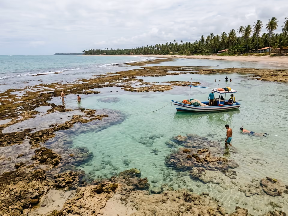 Piscinas de Taocas, formação de recife mais próxima da costa, com barcos ancorados na maré baixa