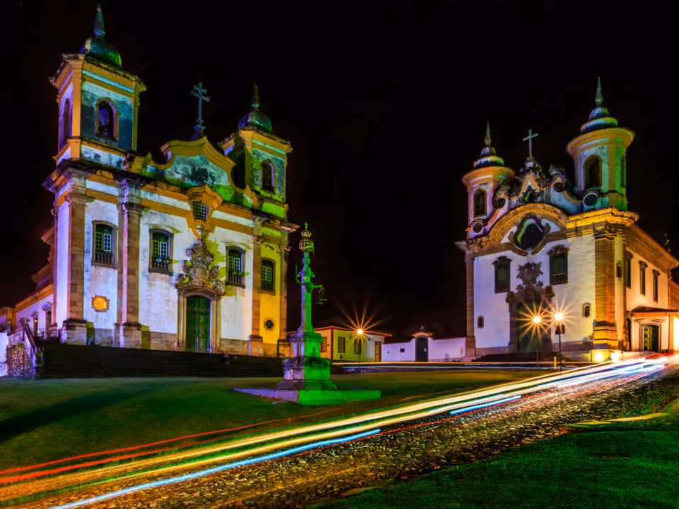 Igreja de São Francisco de Assis e Igreja de Nossa Senhora do Carmo iluminadas à noite, Mariana, Minas Gerais
