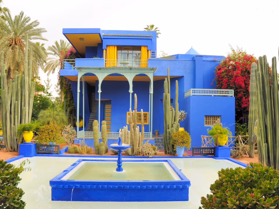 Edifício em azul cobalto cercado de cacto no Jardin Majorelle, Marrakech, Marrocos
