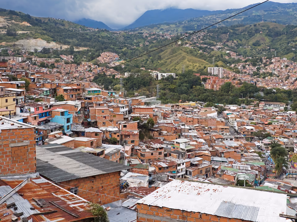 Vista da encosta da Comuna 13, bairro de Medellín, Colômbia