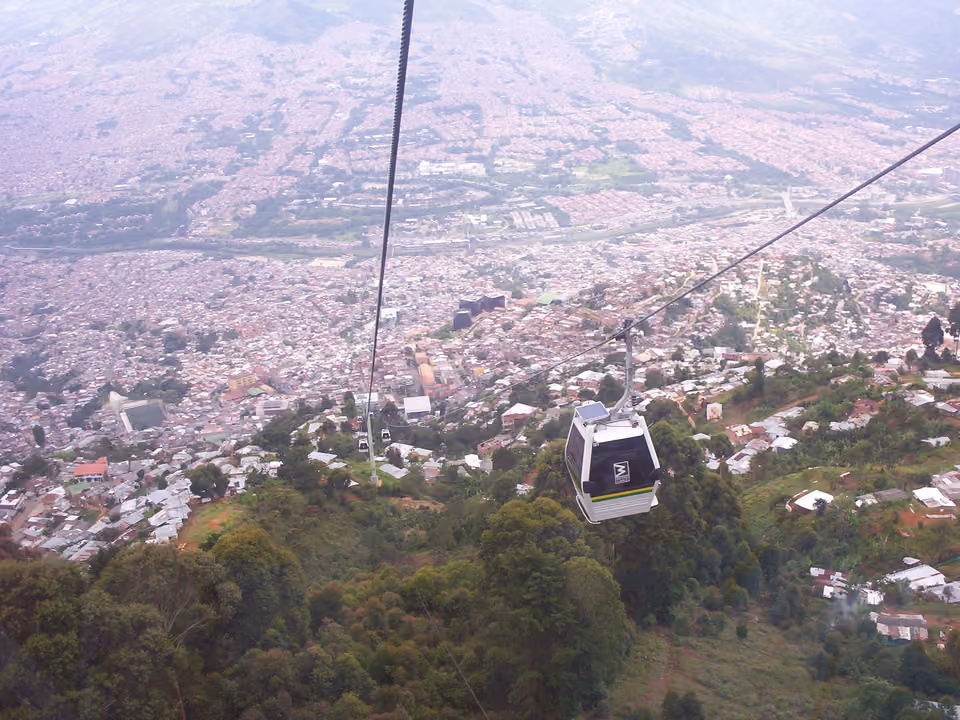 Teleférico urbano Metrocable sobre bairro de Medellín, Colômbia