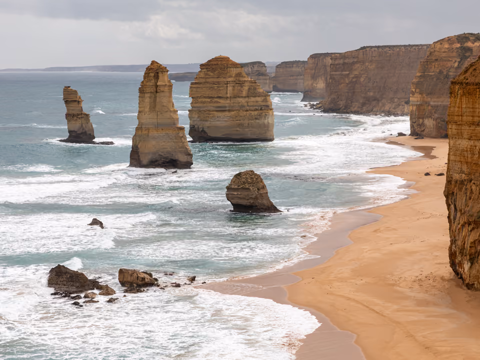 Formações rochosas dos Doze Apóstolos emergindo do mar na Great Ocean Road, Austrália