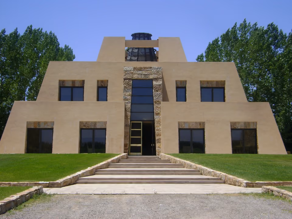 Fachada em formato de pirâmide maia da Bodega Catena Zapata, em Mendoza, Argentina