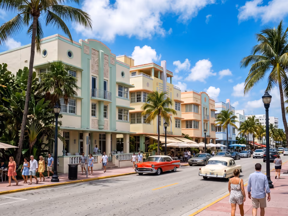 Fachadas Art Deco em tons pastel de Ocean Drive, com palmeiras e carros clássicos na calçada