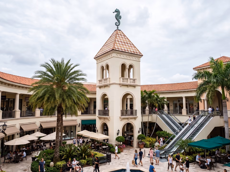 Torre do Aventura Mall com telhado em losangos e escultura de cavalo-marinho no topo