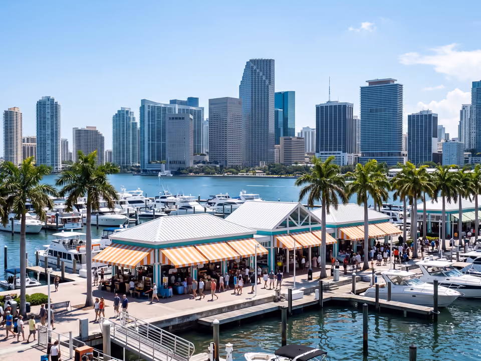 Pavilhões do Bayside Marketplace à beira da marina, com o horizonte de prédios do centro de Miami ao fundo