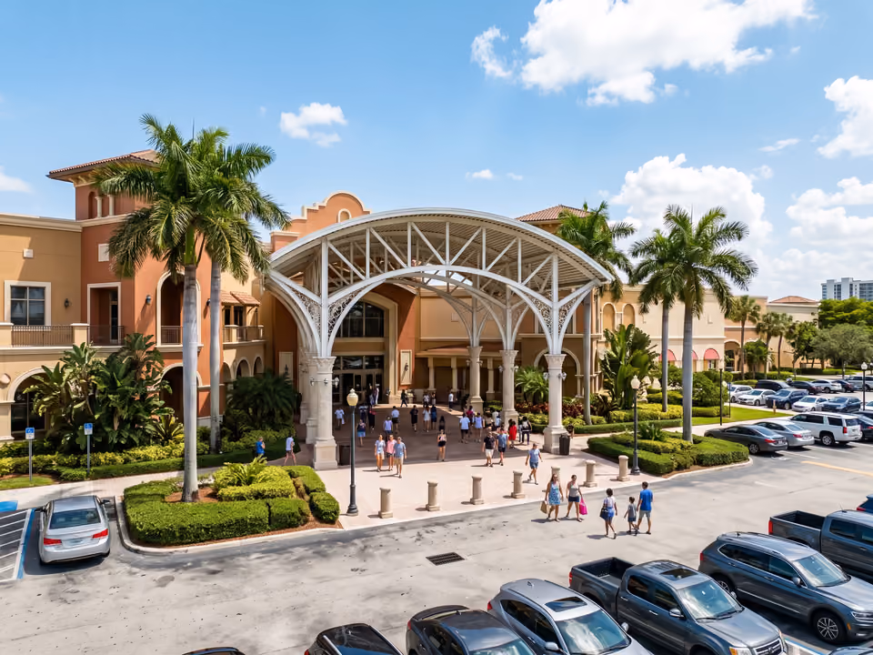 Entrada do Dolphin Mall com marquise curva branca e fachada em tons terracota