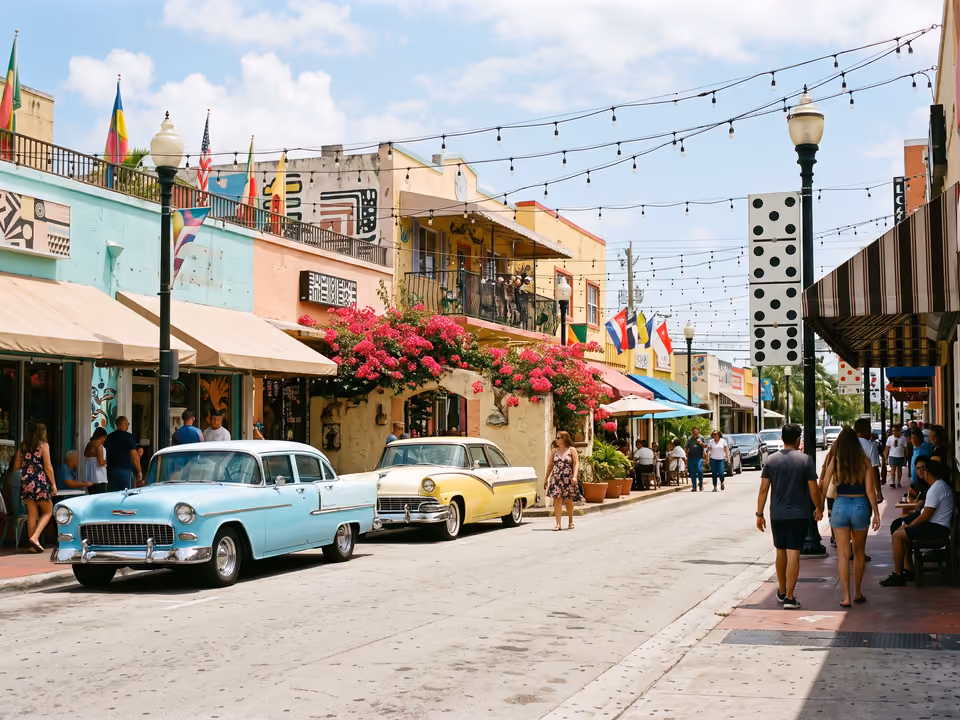 Carros clássicos coloridos estacionados na Calle Ocho, em Little Havana, com luzes penduradas na rua