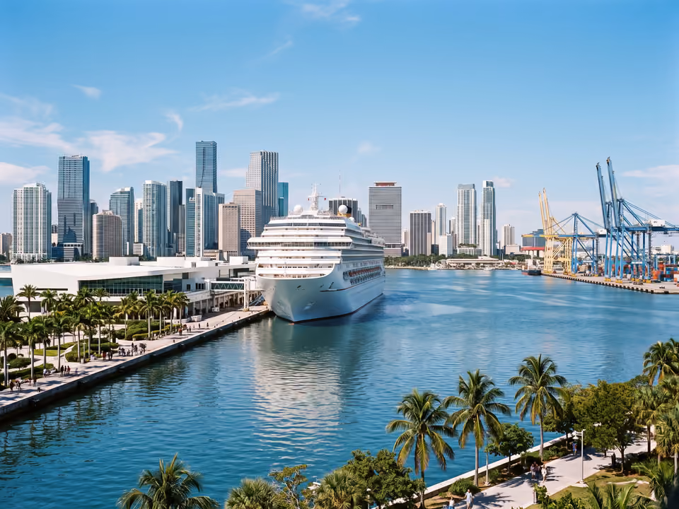 Navio de cruzeiro atracado em PortMiami com o horizonte de prédios do centro de Miami ao fundo