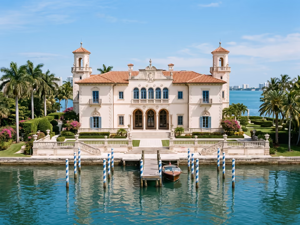 Fachada da Vizcaya Museum and Gardens em estilo renascentista italiano, à beira da Biscayne Bay