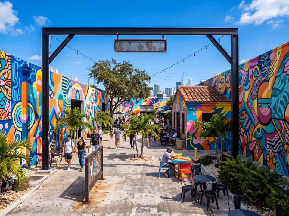 Pátio do Wynwood Walls com murais coloridos de arte de rua nas paredes dos galpões