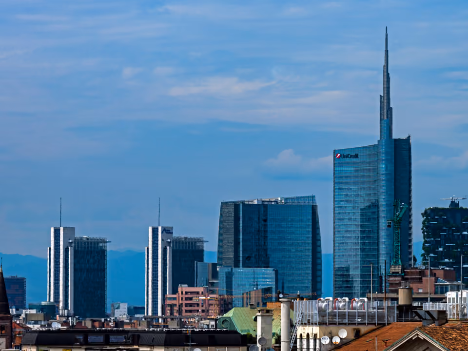 Skyline de Porta Nuova visto de longe, com a Torre UniCredit e sua agulha e, à direita, as torres arborizadas do Bosco Verticale