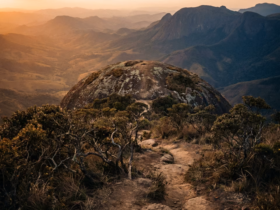 Domo de granito da Pedra Redonda visto da trilha, com o vale da Mantiqueira aberto ao fundo
