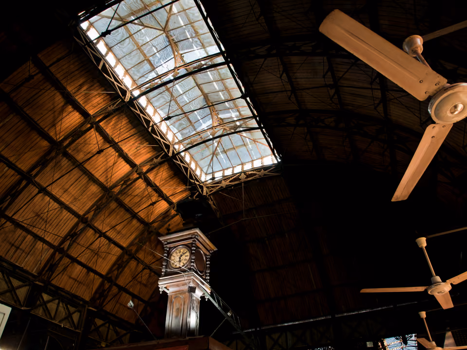 Estrutura de ferro e claraboia do Mercado del Puerto, em Montevidéu, Uruguai