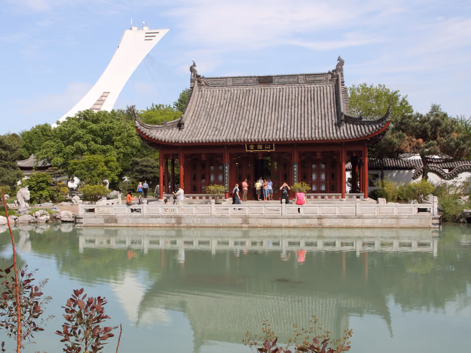 Jardim Chinês dentro do Jardim Botânico de Montreal, com lago e pavilhão tradicional