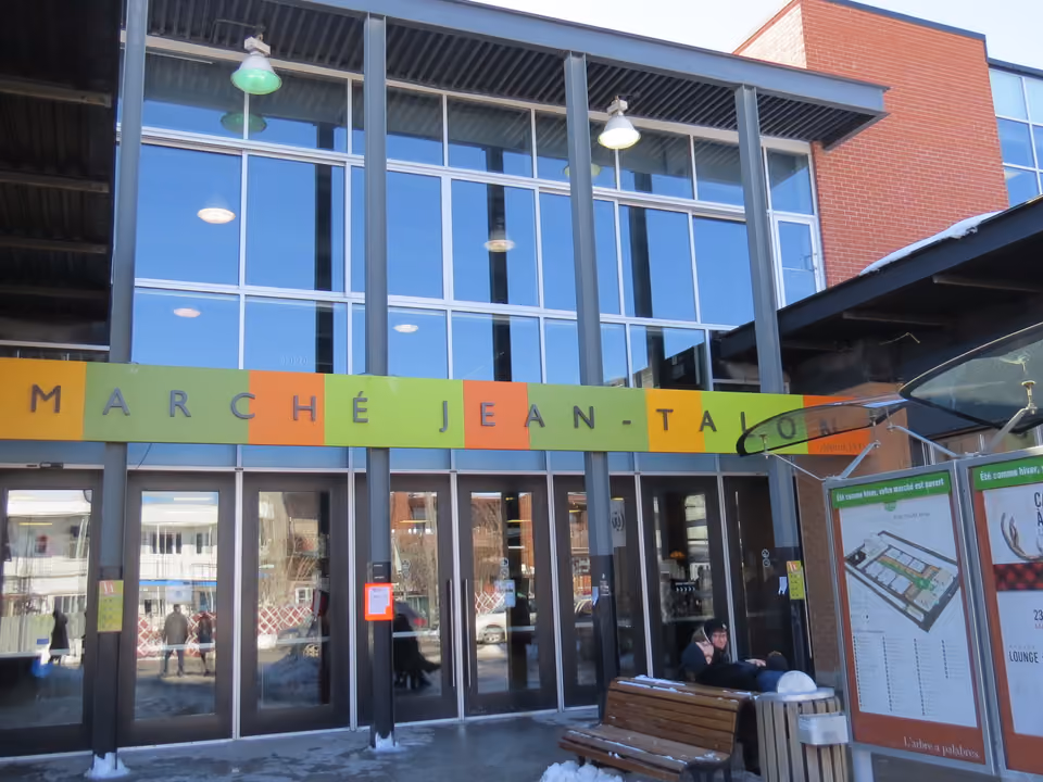 Entrada do Marché Jean-Talon em Montreal, com o letreiro colorido do mercado na fachada