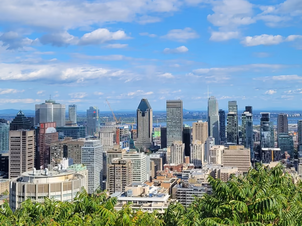 Vista do horizonte de Montreal a partir do Mont Royal, com os prédios do centro entre o verde das árvores