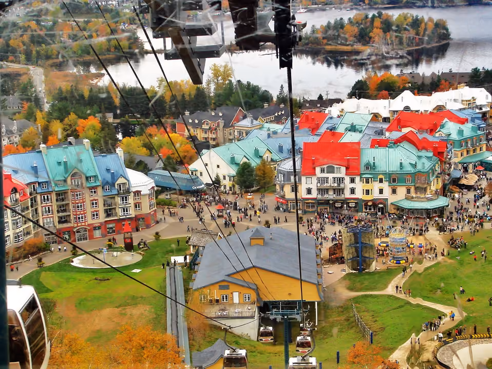 Vila alpina de Mont-Tremblant, no Canadá, com casas coloridas e a montanha ao fundo