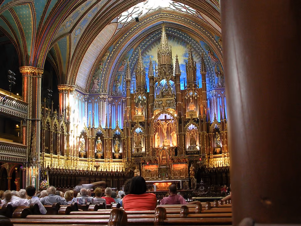 Interior da Basílica Notre-Dame de Montreal, com o altar dourado e azul iluminado