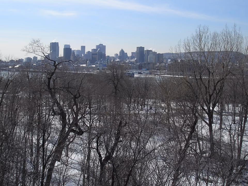 Vista do Parc Jean-Drapeau em Montreal, numa ilha no Rio São Lourenço, com o horizonte da cidade ao fundo