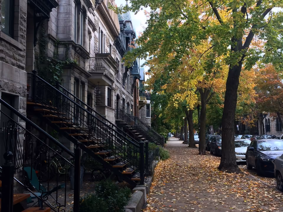 Fileira de casas de pedra com escadas externas em espiral no bairro Plateau Mont-Royal, em Montreal, no outono