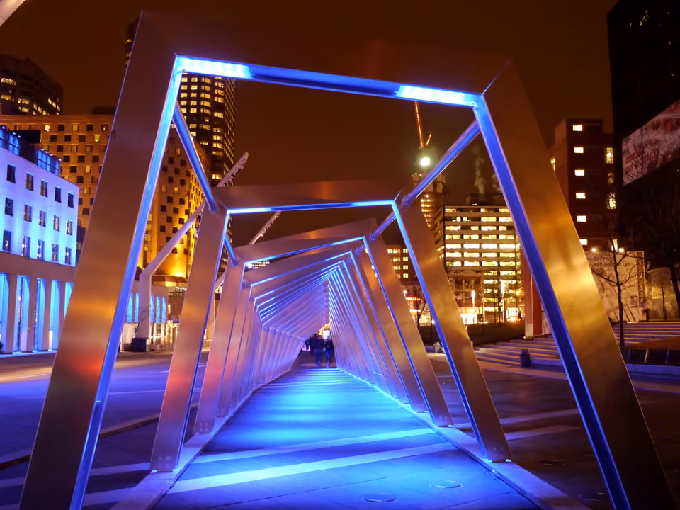 Instalação de arte luminosa em forma de túnel na Place des Festivals, no Quartier des Spectacles de Montreal, à noite