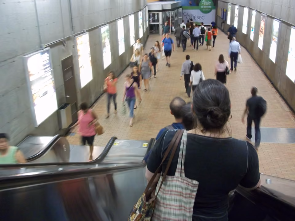 Corredor da cidade subterrânea RÉSO em Montreal, com lojas e passagem climatizada