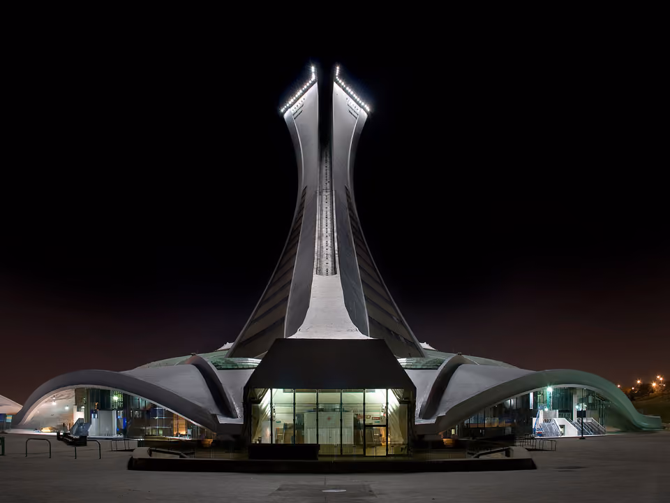 Torre inclinada do Estádio Olímpico de Montreal, a estrutura inclinada mais alta do mundo