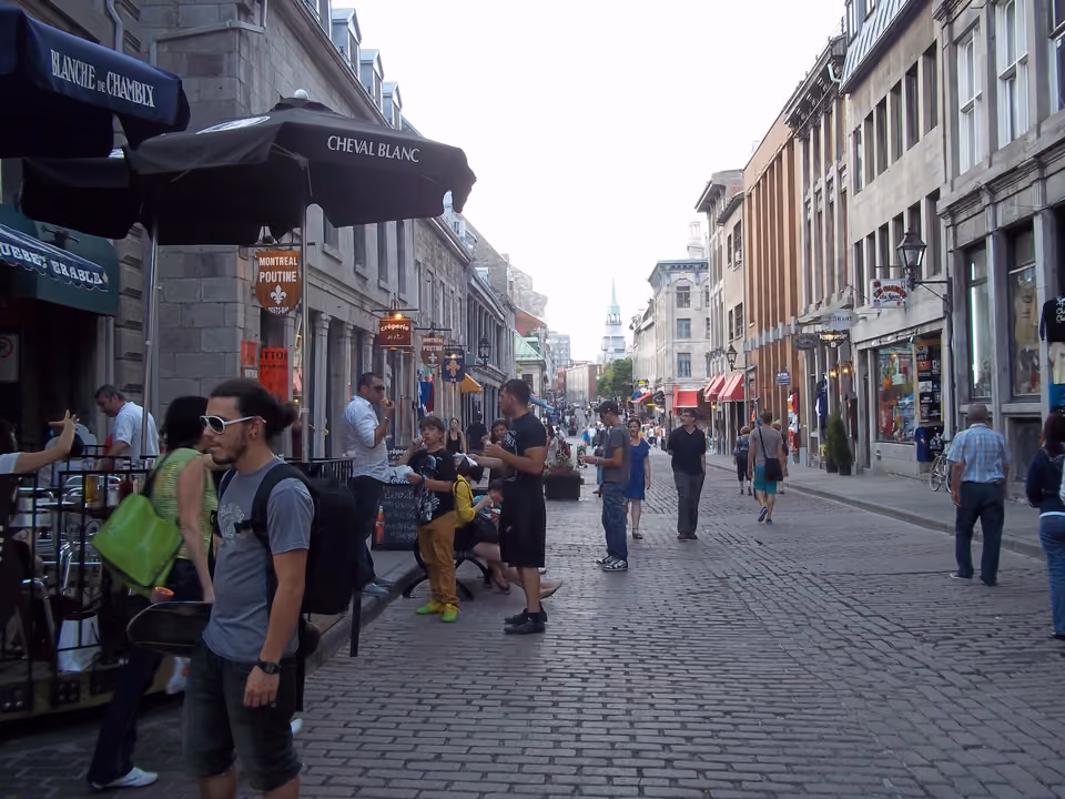 Ruas de paralelepípedo do Vieux-Montréal, com prédios históricos de pedra e lampiões antigos