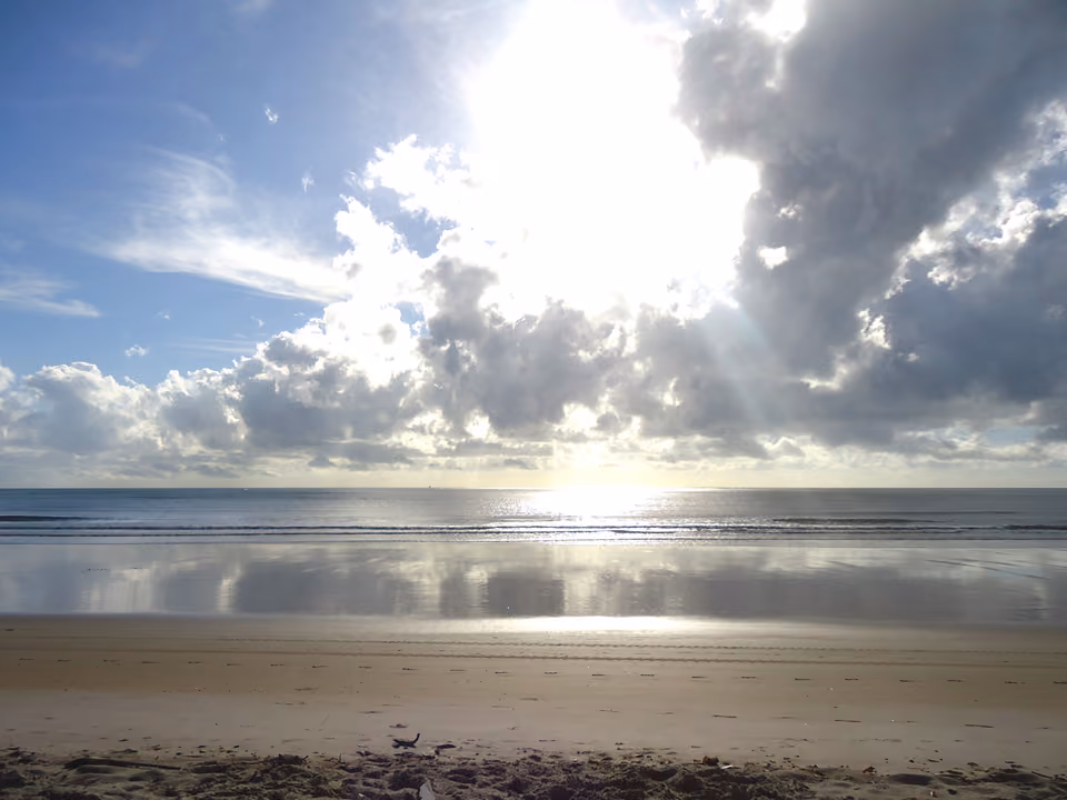 Praia de areia branca e mar calmo em Boipeba, ilha vizinha a Morro de São Paulo