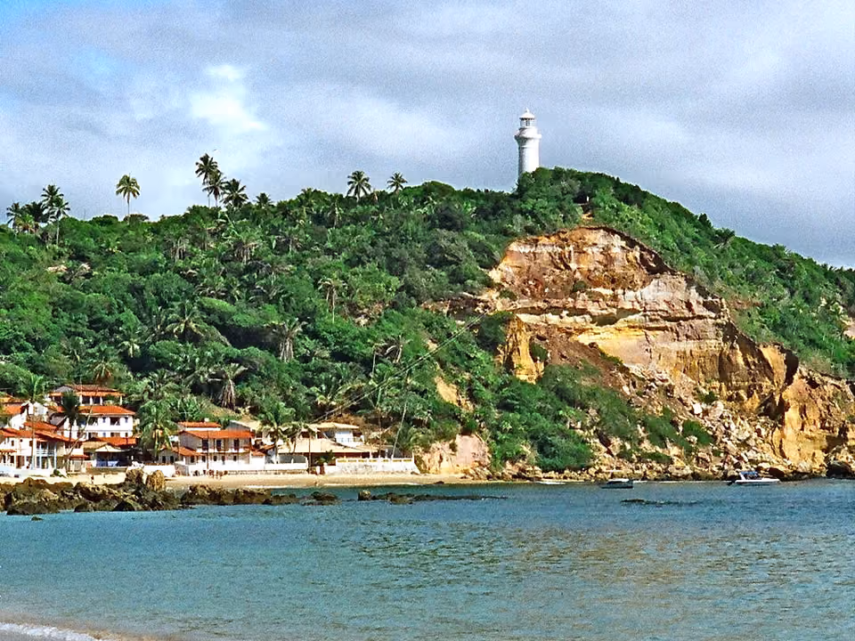 Farol histórico de Morro de São Paulo, na Bahia, no alto do morro