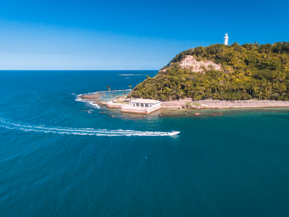 Ruínas da Fortaleza de Tapirandu, em Morro de São Paulo, à beira-mar