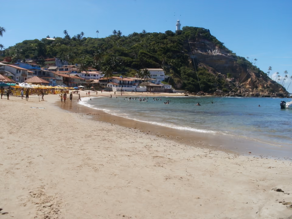 Primeira Praia de Morro de São Paulo, com o morro do farol e o casario da vila ao fundo