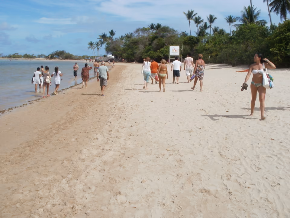 Faixa de areia da Terceira Praia, em Morro de São Paulo, com banhistas na maré baixa