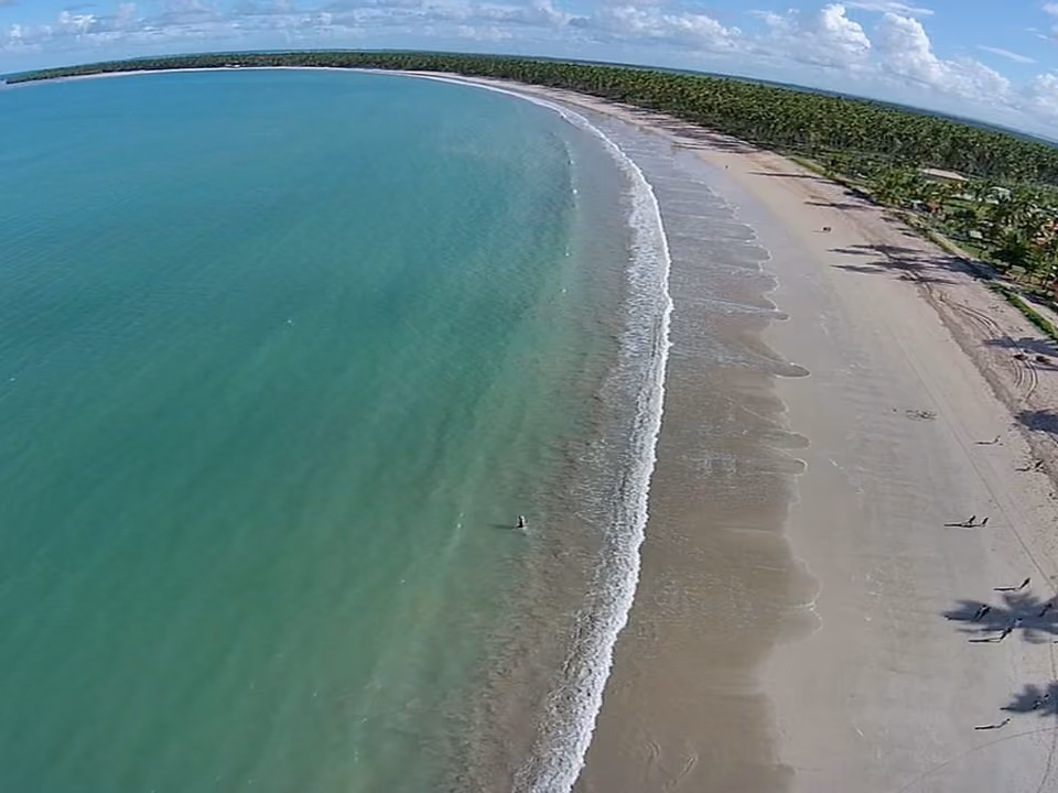 Barco de passeio ancorado em Garapuá, durante o passeio Volta à Ilha, perto de Morro de São Paulo