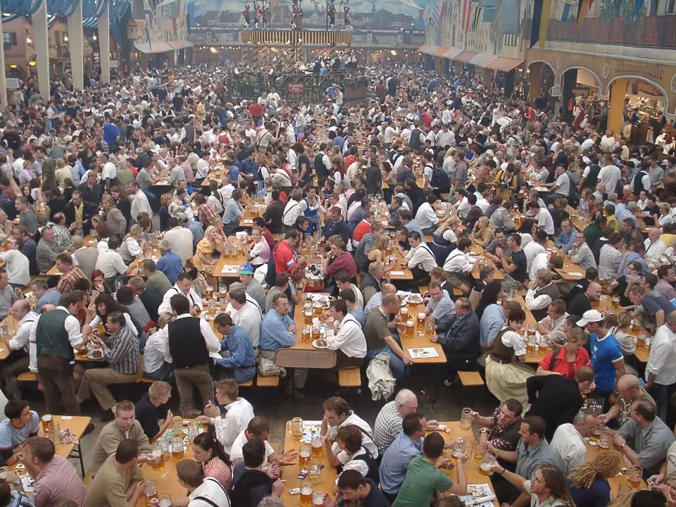 Tenda lotada durante a Oktoberfest, festival de cerveja em Munique, Alemanha