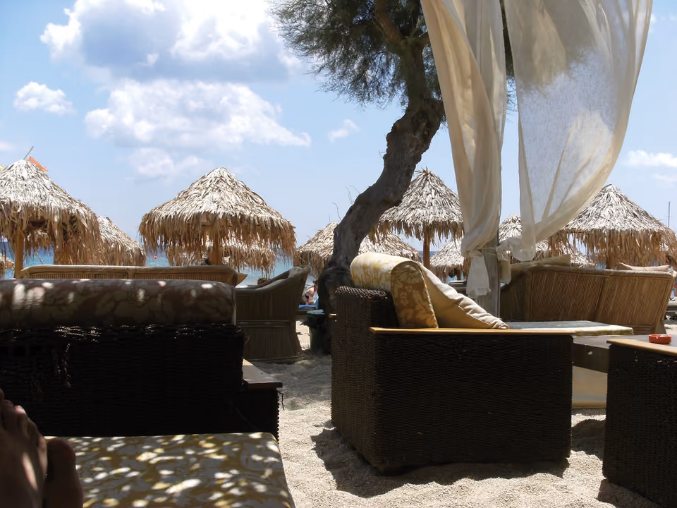 Espreguiçadeiras e cabana de palha na Praia de Paradise, Mykonos, Grécia