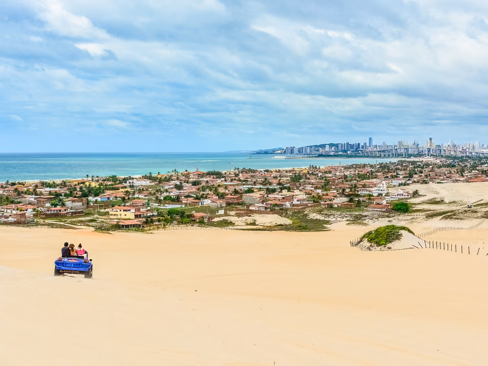Buggy percorrendo as dunas de Genipabu em Natal