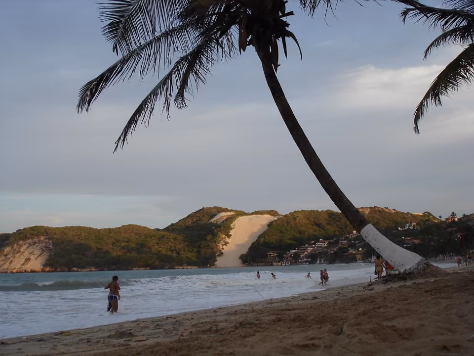Praia de Ponta Negra em Natal, com o Morro do Careca ao fundo