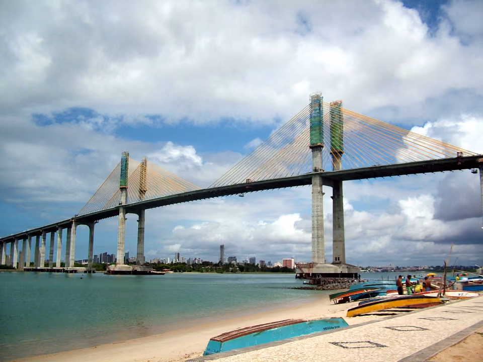 Ponte Newton Navarro em Natal, cruzando o Rio Potengi com estrutura de cabos