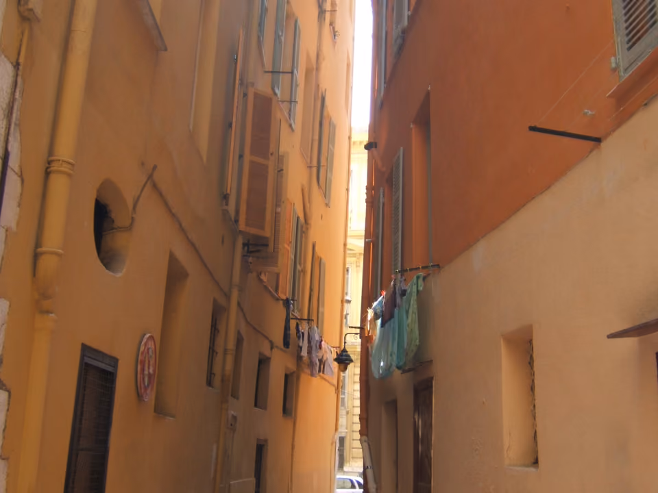 Ruela estreita e colorida no centro histórico de Vieux Nice, França