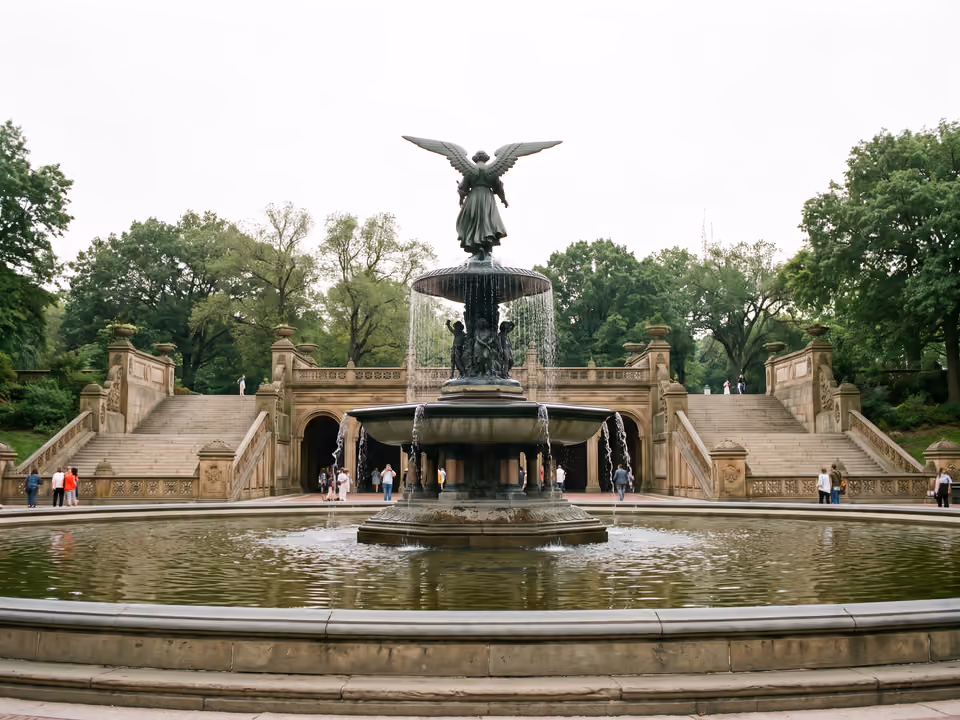 Fonte Angel of the Waters em Bethesda Terrace, no Central Park, com a arcada de pedra ao fundo