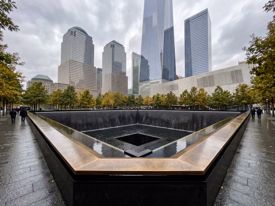 Piscina refletora do 9/11 Memorial, com água caindo pelas quatro bordas de granito negro